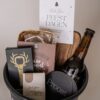 Kerst cadeau emmer - Bierbrood, serveerplank, bier, opener, onderzetter & kaartspel