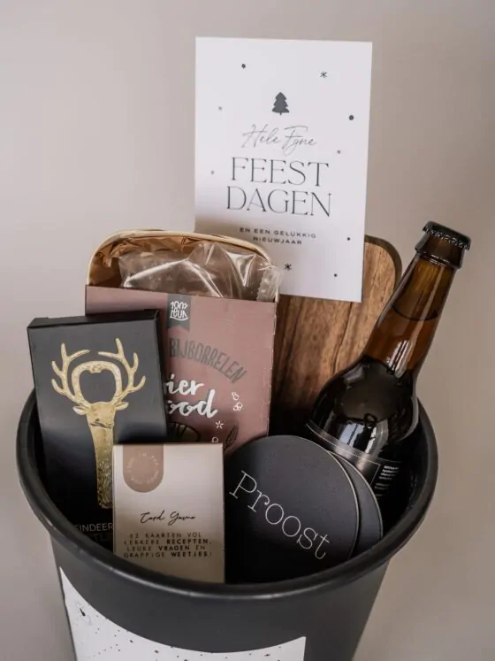 Kerst cadeau emmer - Bierbrood, serveerplank, bier, opener, onderzetter & kaartspel