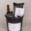 Kerst cadeau emmer - Chips, salsa dip, nootjes, bier & partyspel