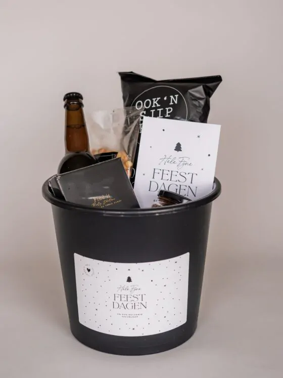 Kerst cadeau emmer - Chips, salsa dip, nootjes, bier & partyspel