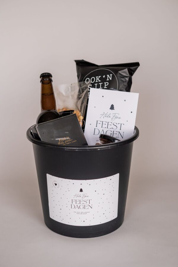 Kerst cadeau emmer - Chips, salsa dip, nootjes, bier & partyspel