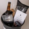 Kerst cadeau emmer - Chips, salsa dip, nootjes, bier & partyspel