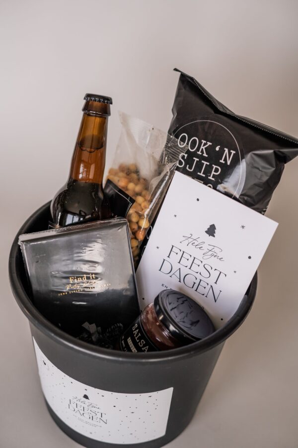 Kerst cadeau emmer - Chips, salsa dip, nootjes, bier & partyspel