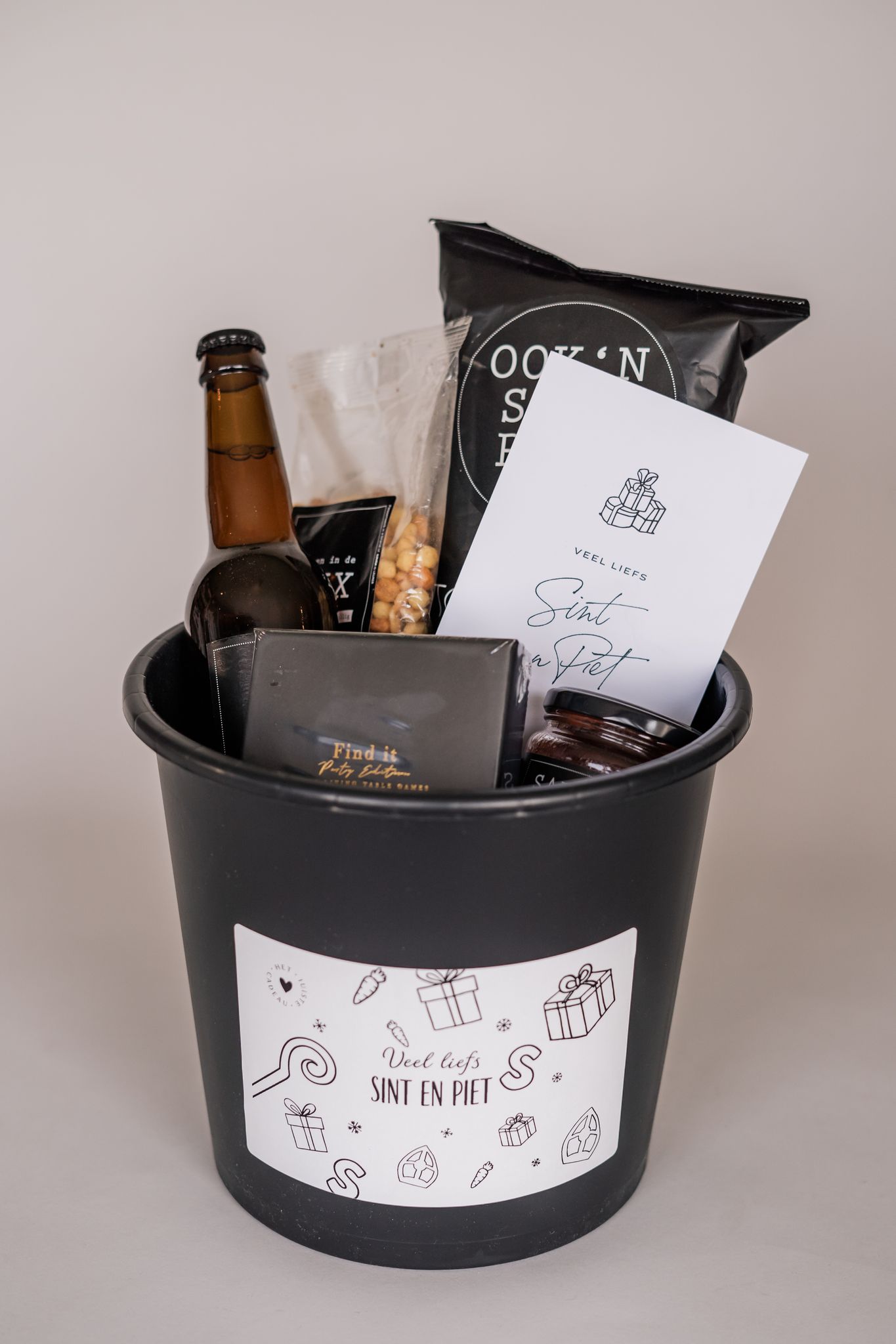 Sinterklaas cadeau emmer Chips, salsa dip, nootjes, bier & partyspel