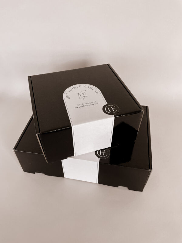 fijne kerstdagen klein en grote doos zwart-1 Kerst cadeaupakket met bier – Proost op de feestdagen!