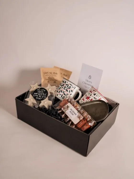 Kerstcadeau pakket - Koffie, mokken, chocolade, tray, waxinelichtjes ster