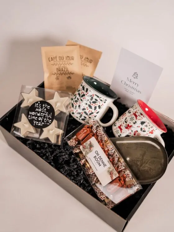 Kerstcadeau pakket - Koffie, mokken, chocolade, tray, waxinelichtjes ster