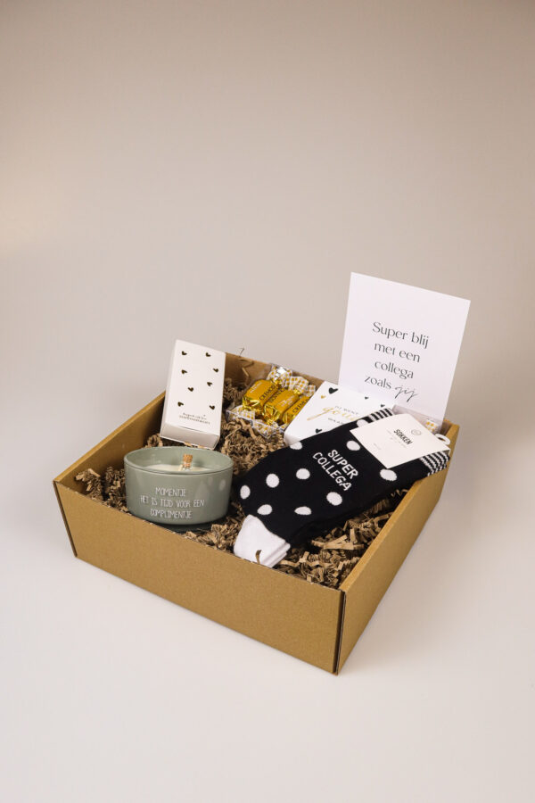 Cadeaupakket collega - Sokken, kaars, lucifers & chocolade