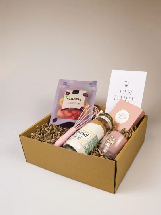 Verjaardagscadeau voor haar – Cadeaupakket met sangria, taart, snoepjes & kaars