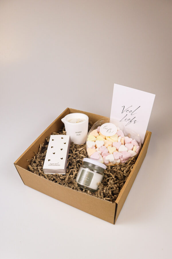 Cadeaupakket veel liefs - Massagekaars, snoephart, lucifers & kaars