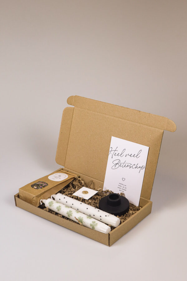 Brievenbus cadeau beterschap klavertjevier – kaarsen, thee & troostpin
