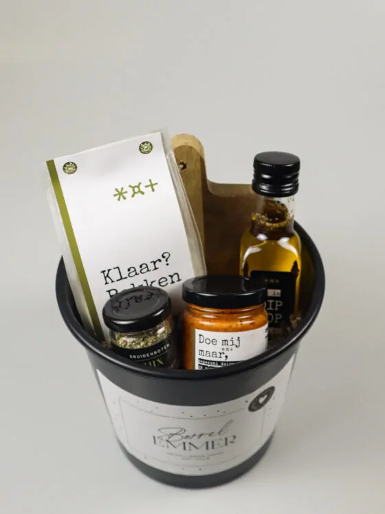 Borrel emmer cadeau - Focaccia Mix, kruidenboter mix, serveerplankje, brooddipper & tapenade