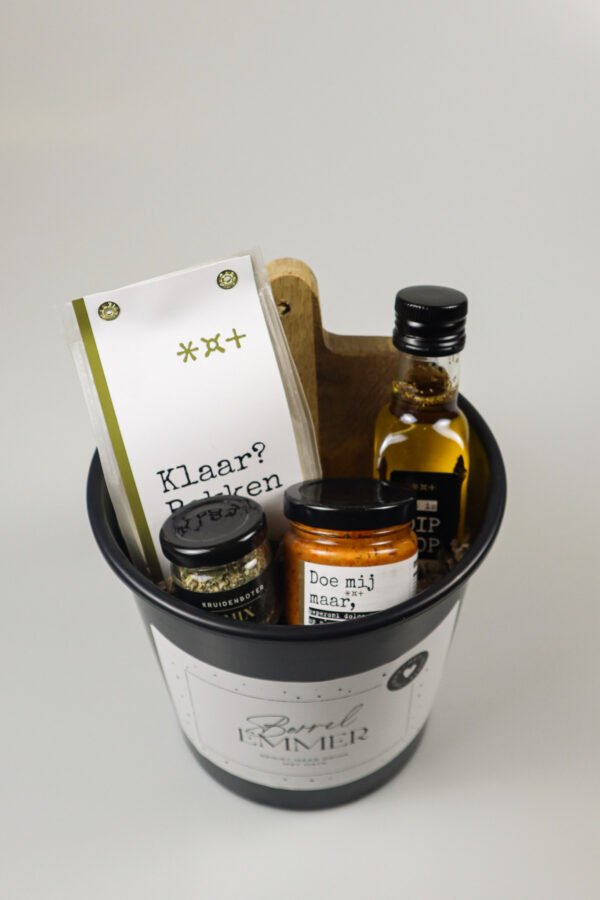 BORREL EMMER FOCACIAMIX-1 Borrel emmer cadeau - Focaccia Mix, kruidenboter mix, serveerplankje, brooddipper & tapenade