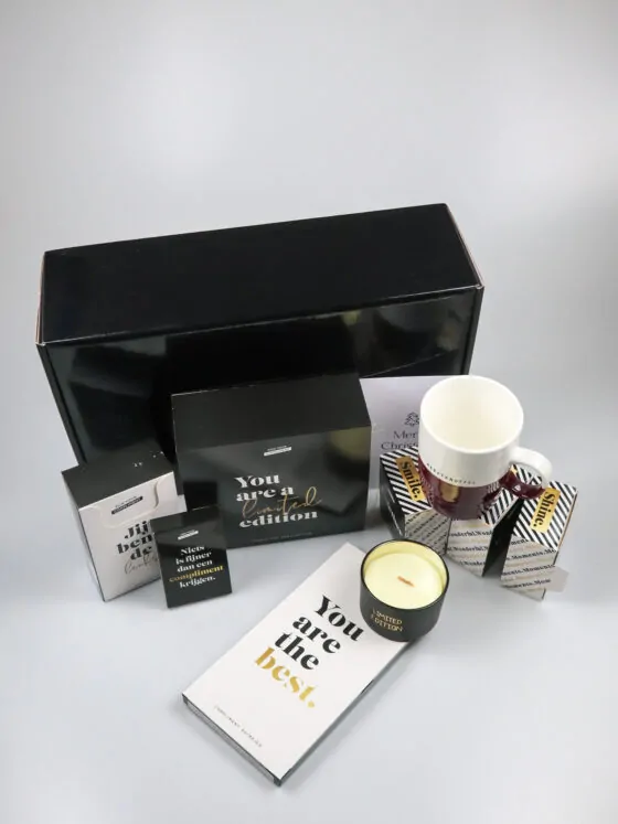 Kerst cadeaupakket met mok, sojakaars & complimentenkaartjes