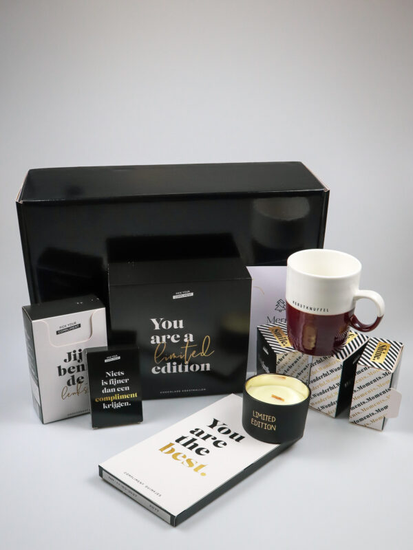 Kerst cadeaupakket met mok, sojakaars & complimentenkaartjes