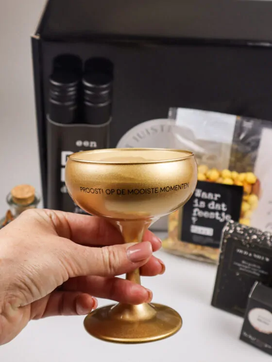 Kerst cadeaupakket met wijn en snacks – stijlvol en feestelijk verrassen