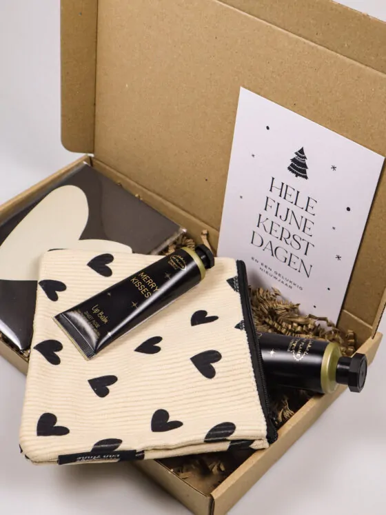 Brievenbus kerstcadeau met handcrème, lippenbalsem en etui