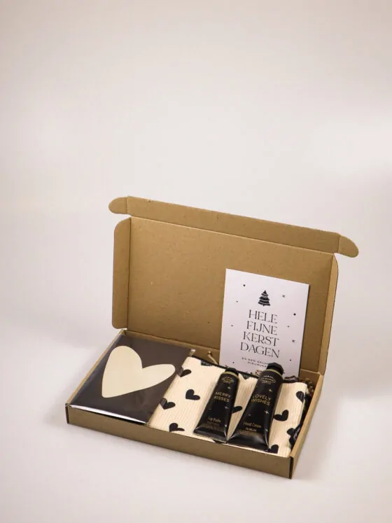 Brievenbus kerstcadeau met handcrème, lippenbalsem en etui