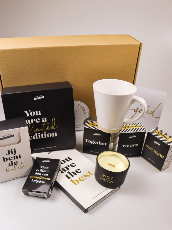 Cadeaupakket jij bent goud waard – luxe geschenkdoos met complimenten, kaars en lekkers