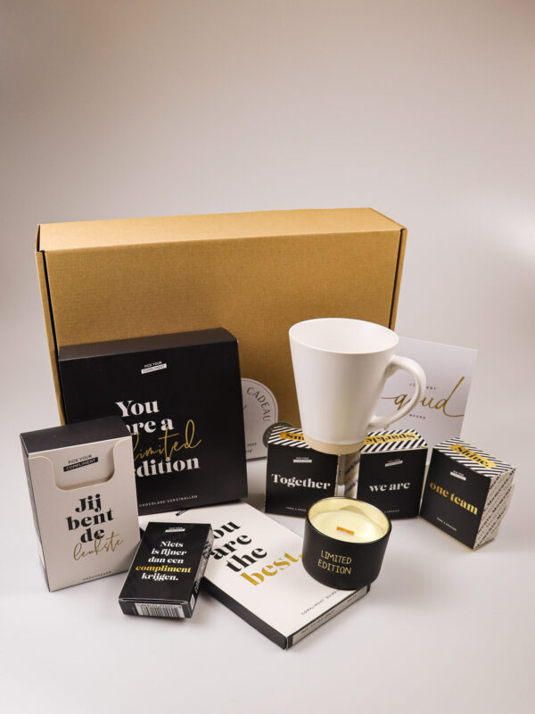 Cadeaupakket jij bent goud waard – luxe geschenkdoos met complimenten, kaars en lekkers