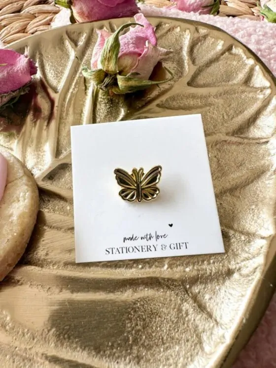 Pin – Mini Vlindertje goud in een organza zakje