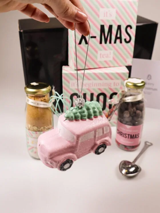 kerst cadeaupakket roze – chocolade, thee en een feestelijke verrassing