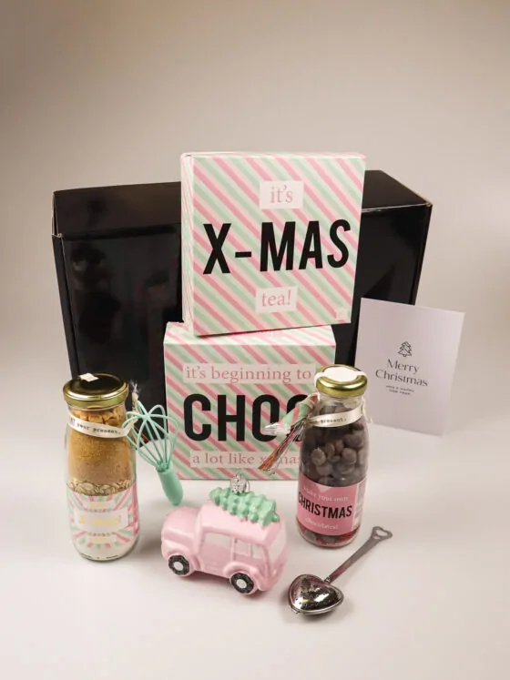 kerst cadeaupakket roze – chocolade, thee en een feestelijke verrassing