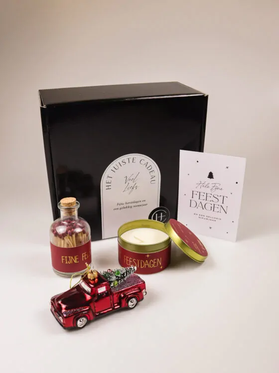 Kerst cadeaupakket met kerstkaars, lucifers & rode pick-up hanger