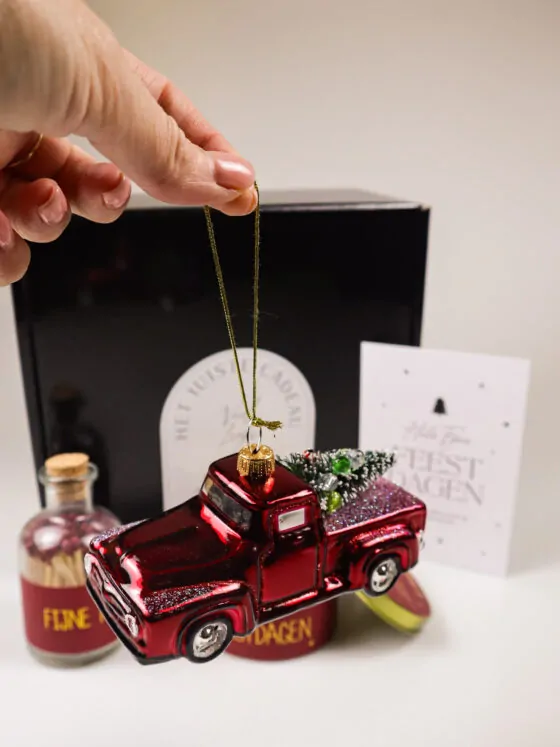 Kerst cadeaupakket met kerstkaars, lucifers & rode pick-up hanger