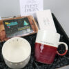 Zusss kerstcadeaupakket met mok, chocolade, koek en kandelaar Zusss kerstcadeaupakket met mok, chocolade, koek en kandelaar