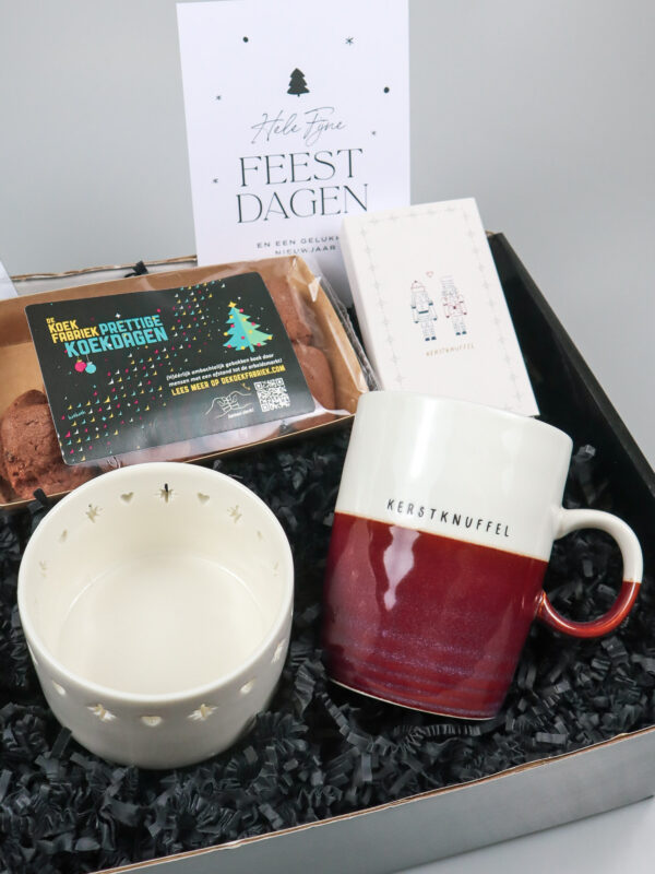 Zusss kerstcadeaupakket met mok, chocolade, koek en kandelaar Zusss kerstcadeaupakket met mok, chocolade, koek en kandelaar