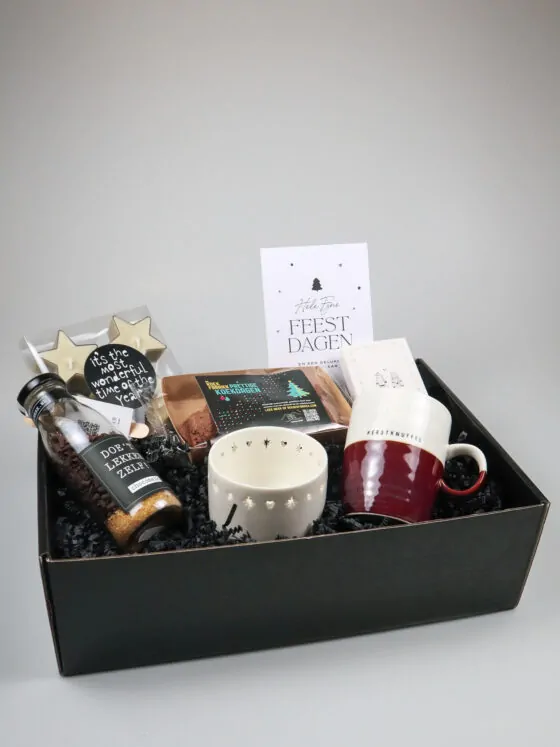 Zusss kerstcadeaupakket met mok, chocolade, koek en kandelaar