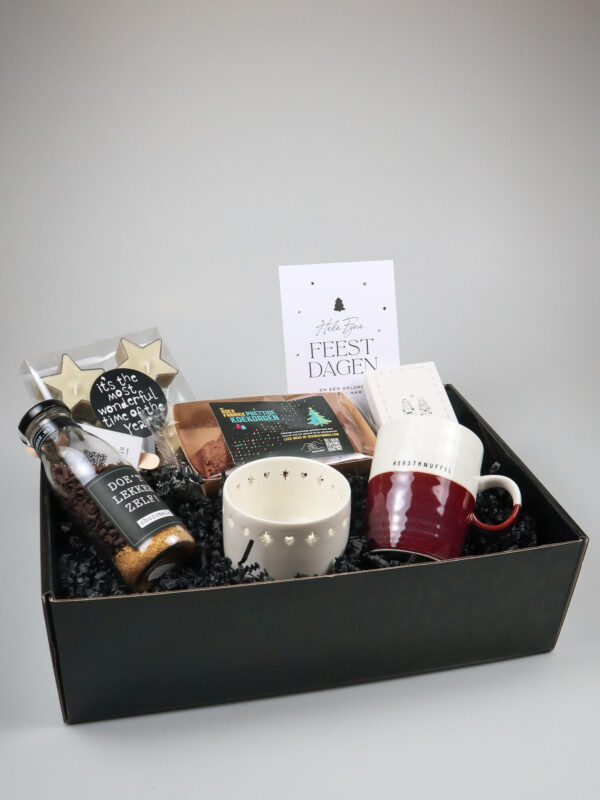 Zusss kerstcadeaupakket met mok, chocolade, koek en kandelaar Zusss kerstcadeaupakket met mok, chocolade, koek en kandelaar
