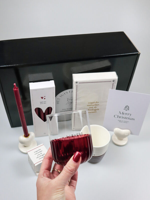 Kerst cadeaupakket van zusss met mok, kaarsen en hartjesdetails