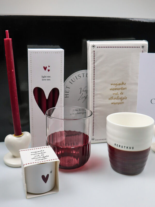 Kerst cadeaupakket van zusss met mok, kaarsen en hartjesdetails