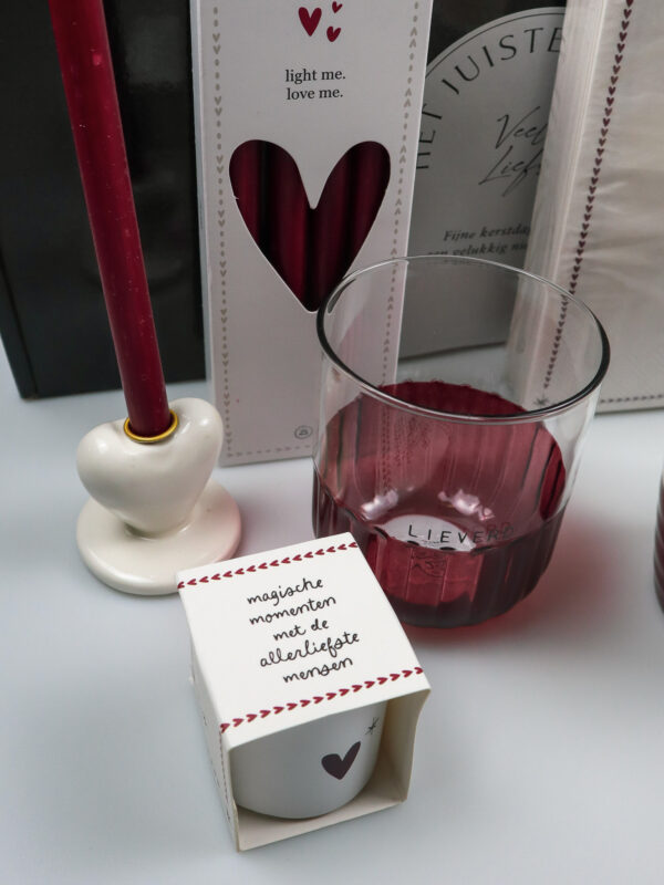 Kerst cadeaupakket van zusss met mok, kaarsen en hartjesdetails