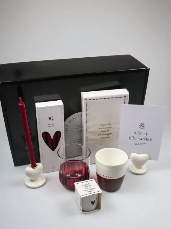 Kerst cadeaupakket van zusss met mok, kaarsen en hartjesdetails