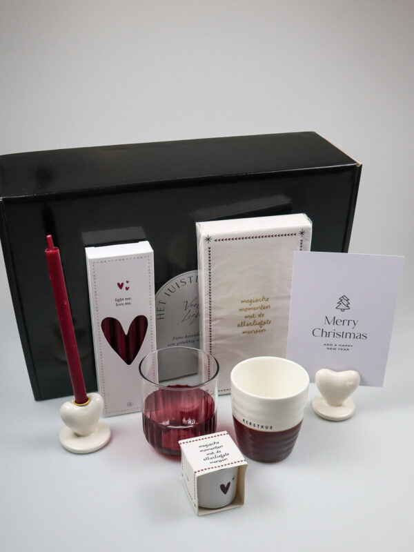 Kerst cadeaupakket van zusss met mok, kaarsen en hartjesdetails