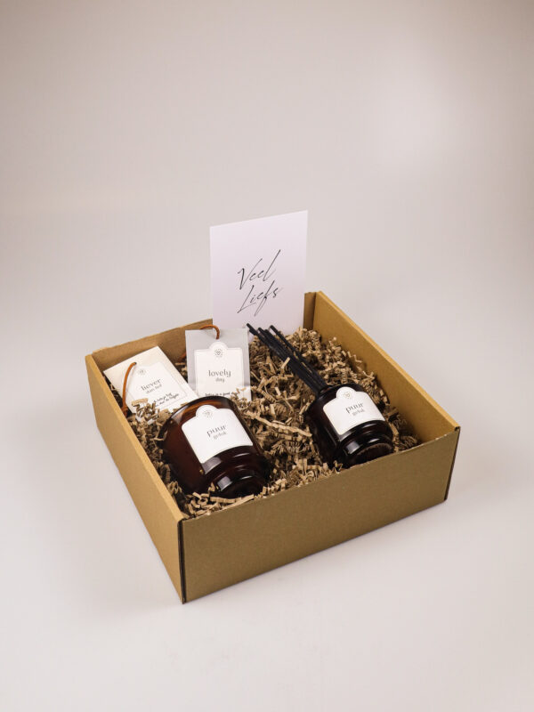 puur geluk - veel liefs- geurstokjes, geurkaars, geurzakjes-2 puur geluk verwenpakket met geurstokjes, kaars en kaart ‘veel liefs’