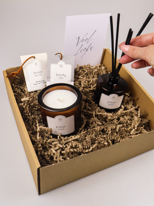 puur geluk - veel liefs- geurstokjes, geurkaars, geurzakjes-4 puur geluk verwenpakket met geurstokjes, kaars en kaart ‘veel liefs’