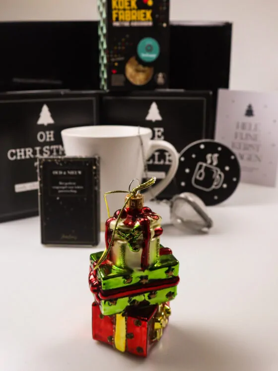 Kerst cadeaupakket met thee, mok, koekjes & kersthanger