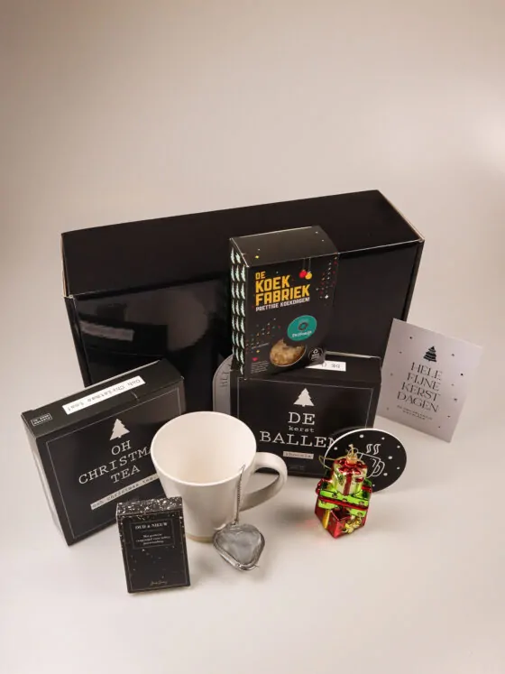 Kerst cadeaupakket met thee, mok, koekjes & kersthanger