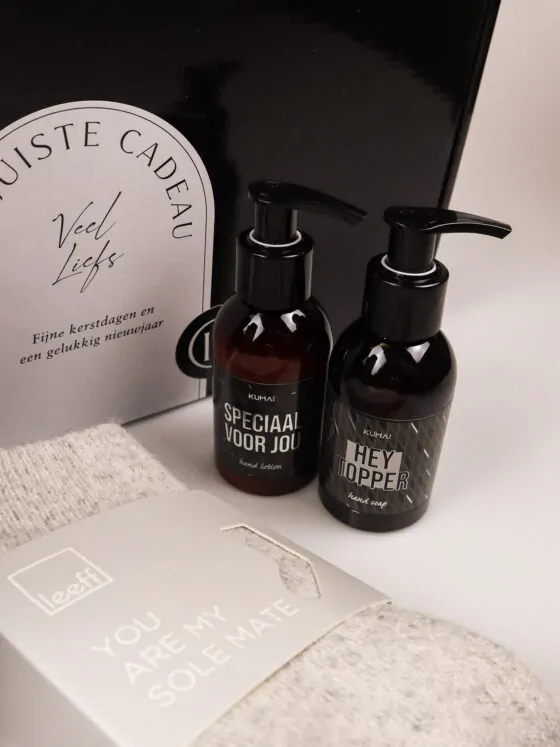 kerstcadeaupakket met sokken, chocolade en luxe handverzorging