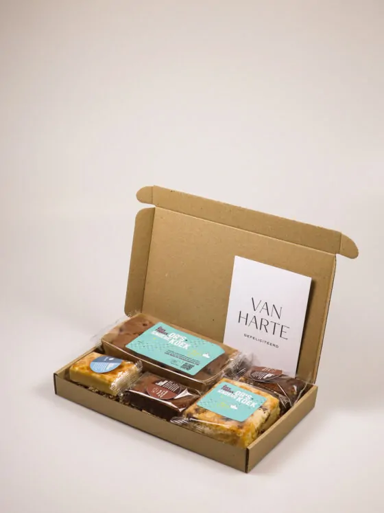 Verjaardag cadeau met koek – Van harte gefeliciteerd