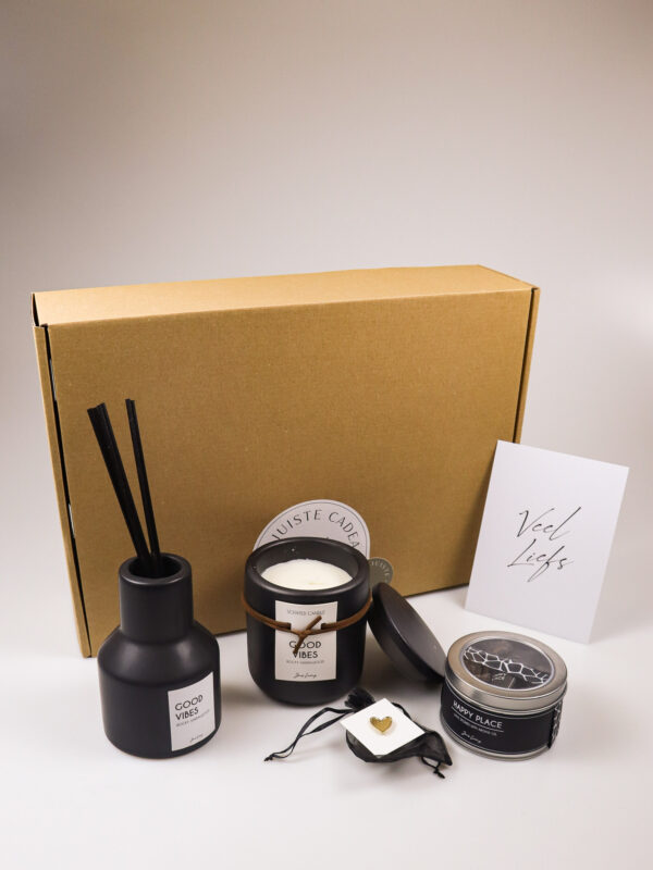 Cadeaupakket met geurstokjes en kaars – stijlvol en persoonlijk verrassen