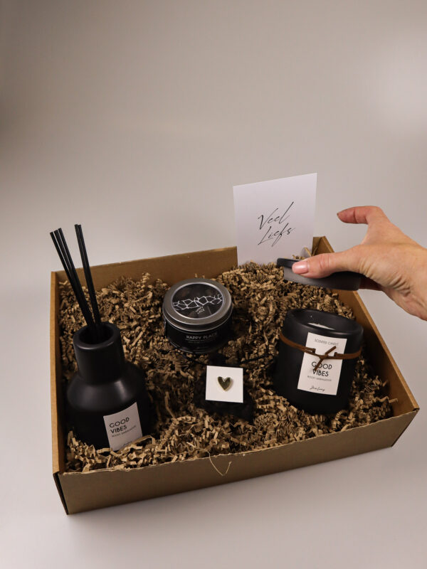 Cadeaupakket met geurstokjes en kaars – stijlvol en persoonlijk verrassen