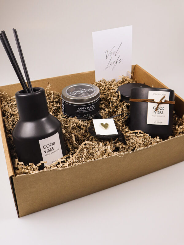 Cadeaupakket met geurstokjes en kaars – stijlvol en persoonlijk verrassen