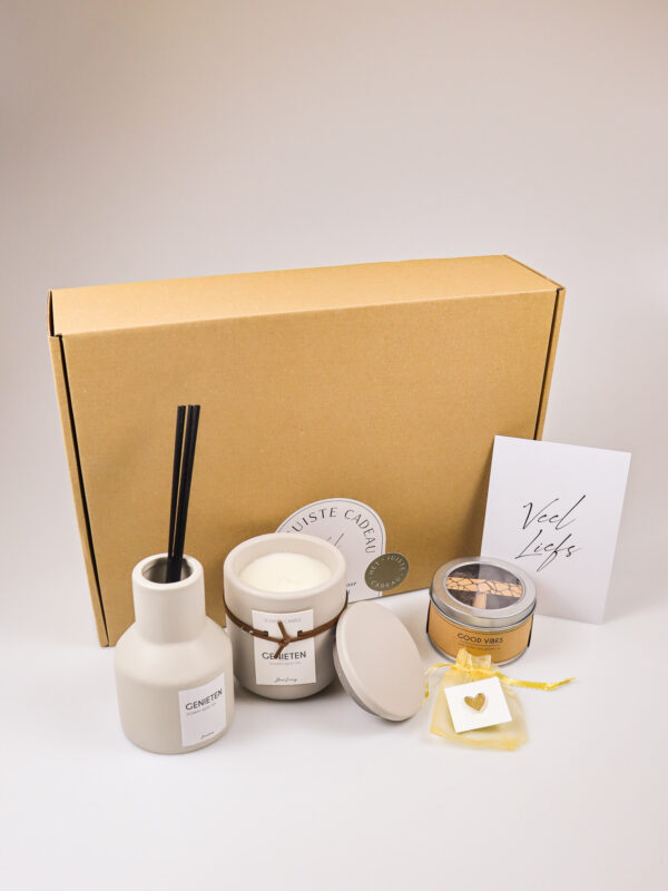 Cadeaupakket met kaars en geurstokjes – beige - stijlvol en persoonlijk