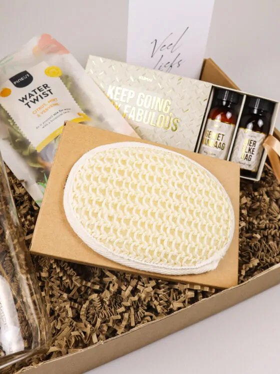 Cadeaupakket ‘Veel liefs’ met waterfles, verzorging & natuurlijke infusie