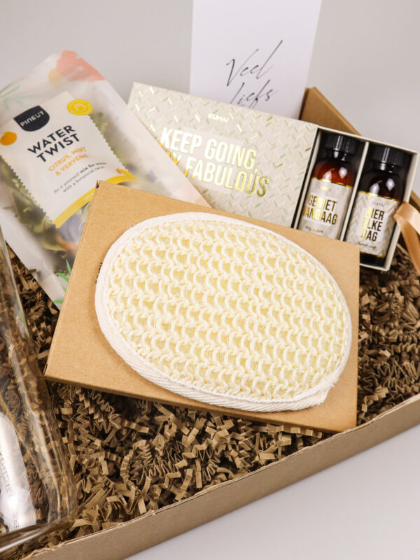 Cadeaupakket ‘Veel liefs’ met waterfles, verzorging & natuurlijke infusie